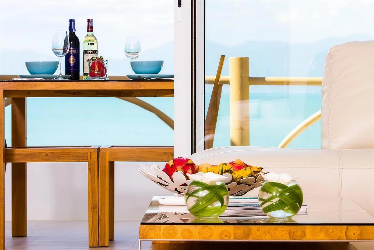 Teak, linen and glass on the terrace table